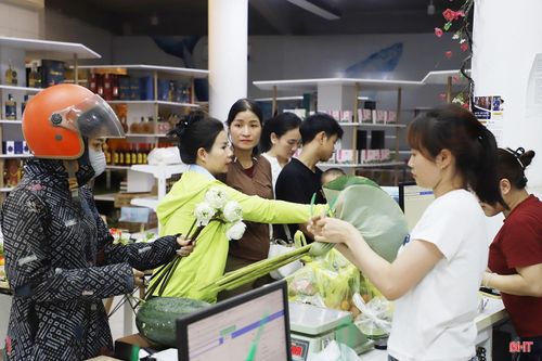 Theo các tiểu thương, lượng khách mua sắm lễ vật dịp tết Đoan Ngọ tăng từ 50 - 70% so với ngày thường. Để đáp ứng nhu cầu tăng cao, các hộ kinh doanh đã chủ động nhập thêm nguồn hàng. Ngoài ra, sáng 5/5 âm lịch, một số cửa hàng còn mở cửa sớm hơn ngày thường để phục vụ khách hàng.