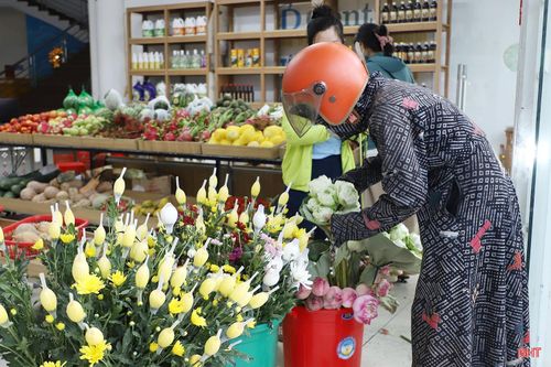 Dịp này, các quầy hoa tươi cũng tấp nập khách mua. Giá hoa cúc, hoa sen dao động từ 9.000 - 10.000 đồng/cành, tăng nhẹ so với cùng kỳ năm ngoái nhưng vẫn được nhiều người lựa chọn để dâng lễ.