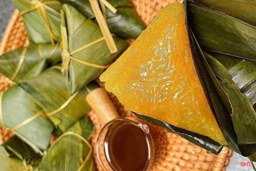 Bên cạnh hoa quả, các loại bánh truyền thống như bánh tro, bánh cốm, bánh xu xê ngũ sắc… với mức giá 60.000 – 75.000 đồng/chục được nhiều khách hàng lựa chọn để hoàn thiện mâm lễ ngày tết Đoan Ngọ.