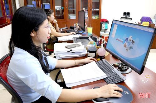 Cán bộ phòng Chế độ BHYT (BHXH tỉnh Hà Tĩnh) kiểm tra, giám sát việc cập nhật kết quả thực hiện các chuyên đề trên hệ thống thông tin giám định BHYT.