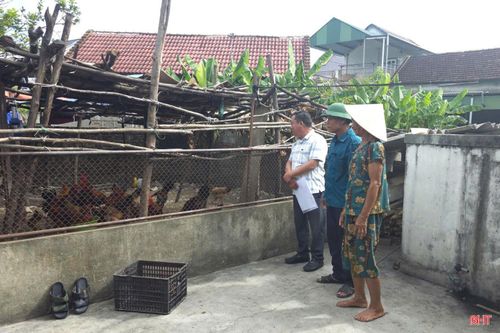 Cán bộ xã Đông Kinh kiểm tra mô hình sinh kế của bà Hoàng Thị Hương.