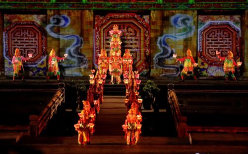 Nghệ thuật truyền thống qua các mùa Festival Huế ấn tượng hơn nhờ có sự hỗ trợ của mapping 3D. (Ảnh: CTV/Vietnam+)