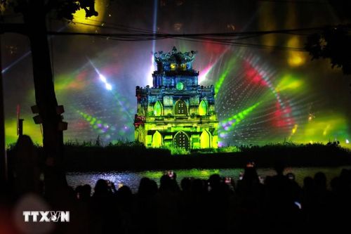 Màn trình diễn ánh sáng 3D Mapping trên Tháp Rùa kết hợp hệ thống màn nước. (Ảnh: Khánh Hòa/ TTXVN)