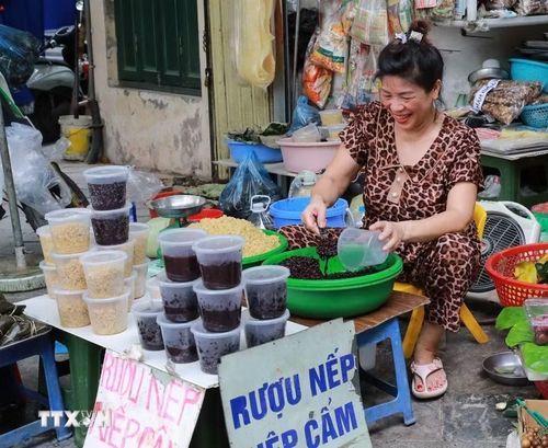 Rượu nếp - thức quà không thể thiếu trong ngày tết Đoan Ngọ. (Ảnh: Khánh Hòa/TTXVN)