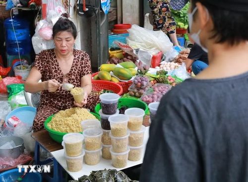 Rượu nếp - thức quà không thể thiếu trong ngày tết Đoan Ngọ. (Ảnh: Khánh Hòa/TTXVN)