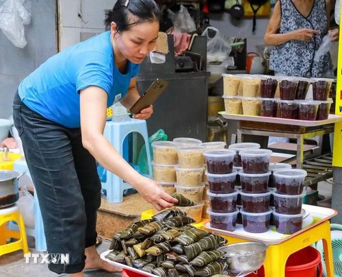 Bánh do (bánh tro) được bày bán nhiều trong ngày tết Đoan Ngọ. (Ảnh: Khánh Hòa/TTXVN)