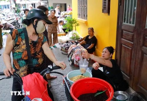 Không khí mua bán tại chợ Thanh Hà (phường Hoàn Kiếm). (Ảnh: Khánh Hòa/TTXVN)