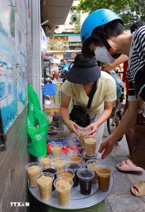 Không khí mua bán tại chợ Thanh Hà (phường Hoàn Kiếm). (Ảnh: Khánh Hòa/TTXVN)