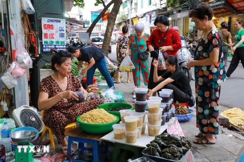 Không khí mua bán tại chợ Hàng Bè (phường Hoàn Kiếm). (Ảnh: Khánh Hòa/TTXVN)