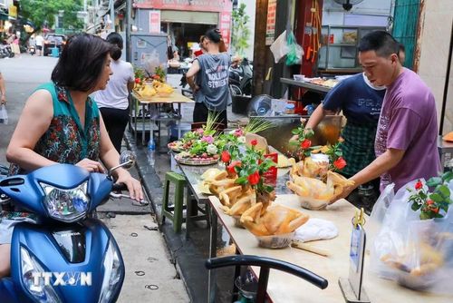 Không khí mua bán tại chợ Hàng Bè (phường Hoàn Kiếm). (Ảnh: Khánh Hòa/TTXVN)