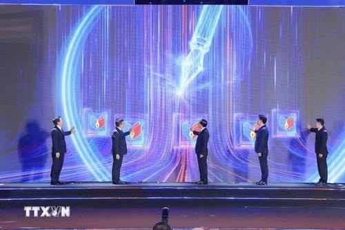 Đồng chí Trịnh Văn Quyết, Ủy viên Bộ Chính trị, Bí thư Trung ương Đảng, Trưởng Ban Tuyên giáo và Dân vận Trung ương và các đại biểu thực hiện Nghi thức khai mạc Hội báo toàn quốc 2026. (Ảnh: Minh Quyết/TTXVN)