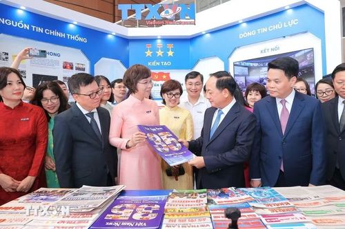 Đồng chí Trịnh Văn Quyết, Ủy viên Bộ Chính trị, Bí thư Trung ương Đảng, Trưởng Ban Tuyên giáo và Dân vận Trung ương và các đồng chí lãnh đạo thăm gian trưng bày của TTXVN tại Hội báo toàn quốc 2026. (Ảnh: Minh Quyết/TTXVN)