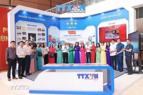 Các đại biểu tại gian trưng bày của TTXVN dự Hội báo toàn quốc 2026. (Ảnh: Minh Quyết/TTXVN)