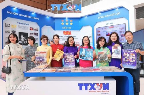 Các đại biểu tại gian trưng bày của TTXVN dự Hội báo toàn quốc 2026. (Ảnh: Minh Quyết/TTXVN)