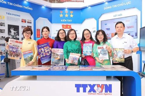 Các đại biểu tại gian trưng bày của TTXVN dự Hội báo toàn quốc 2026. (Ảnh: Minh Quyết/TTXVN)