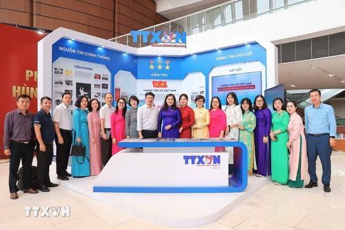 Các đại biểu tại gian trưng bày của TTXVN dự Hội báo toàn quốc 2026. (Ảnh: Minh Quyết/TTXVN)