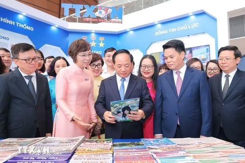 Đồng chí Trịnh Văn Quyết, Ủy viên Bộ Chính trị, Bí thư Trung ương Đảng, Trưởng Ban Tuyên giáo và Dân vận Trung ương và các đồng chí lãnh đạo thăm gian trưng bày của TTXVN tại Hội báo toàn quốc 2026. (Ảnh: Minh Quyết/TTXVN)