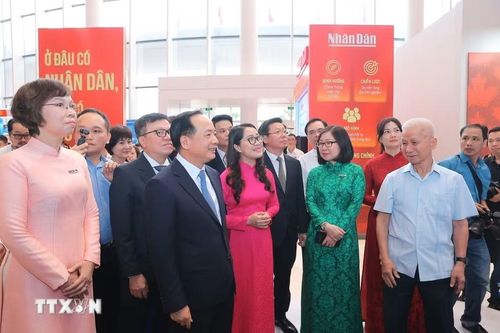 Đồng chí Trịnh Văn Quyết, Ủy viên Bộ Chính trị, Bí thư Trung ương Đảng, Trưởng Ban Tuyên giáo và Dân vận Trung ương và các đồng chí lãnh đạo thăm gian trưng bày của TTXVN tại Hội báo toàn quốc 2026. (Ảnh: Minh Quyết/TTXVN)