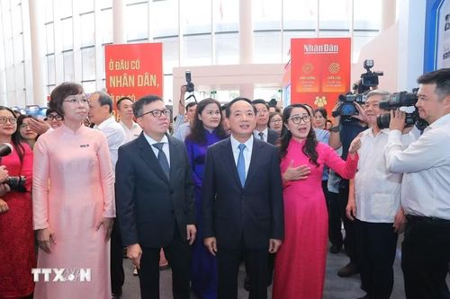 Đồng chí Trịnh Văn Quyết, Ủy viên Bộ Chính trị, Bí thư Trung ương Đảng, Trưởng Ban Tuyên giáo và Dân vận Trung ương và các đồng chí lãnh đạo thăm gian trưng bày của TTXVN tại Hội báo toàn quốc 2026. (Ảnh: Minh Quyết/TTXVN)