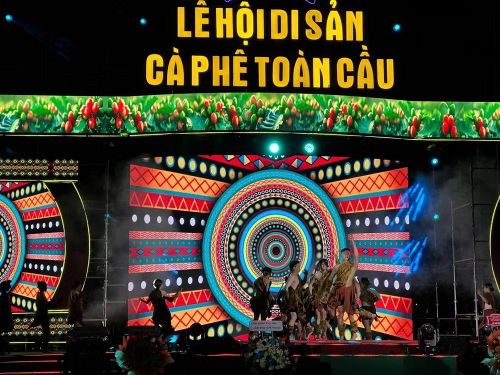 Các tiết mục trong đêm nghệ thuật “Bay lên di sản càphê toàn cầu” khai mạc Lễ hội Di sản Càphê Toàn cầu. (Nguồn: Vietnam+)