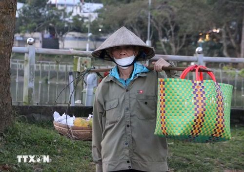 Từ hai, ba giờ sáng, người dân núi Cấm gánh hàng hóa đến chợ Mây cho kịp giờ nhóm chợ. (Ảnh: Công Mạo/TTXVN)