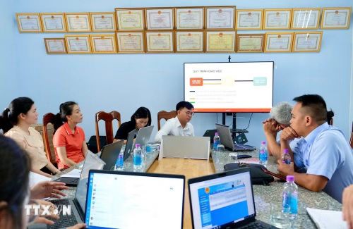 Tập huấn công tác chuyển đổi số nhằm nâng cao kỹ năng số và giải quyết thành thạo công tác số cho cán bộ, công viên chức xã Diên Lạc, tỉnh Khánh Hòa. (Ảnh: Phan Sáu/TTXVN)