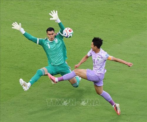 Thủ thành Mexico Raul Rangel nỗ lực cản phá pha bóng của tiền đạo Hàn Quốc Son Heung-min (phải). Ảnh: YONHAP/TTXVN.