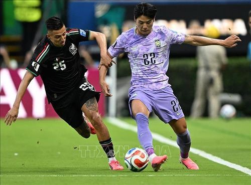 Pha tranh bóng giữa cầu thủ Seol Young-woo (phải) đội tuyển Hàn Quốc và Roberto Alvarado đội tuyển Mexico. Ảnh: THX/TTXVN.
