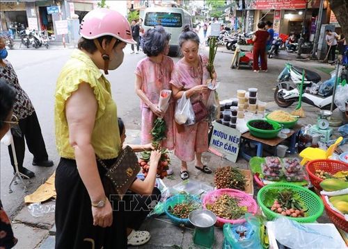Không khí mua bán tại chợ Hàng Bè (phường Hoàn Kiếm).