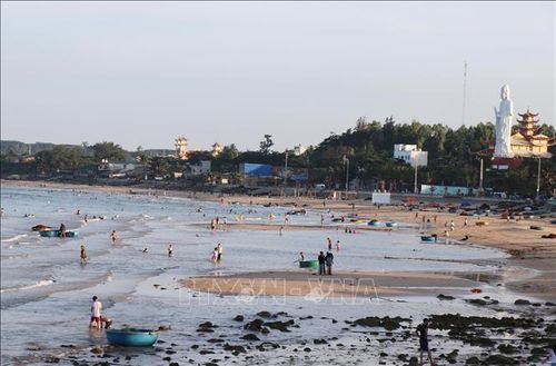 Người dân, du khách vui chơi giải trí trên bờ biển làng chài Phước Thiện.