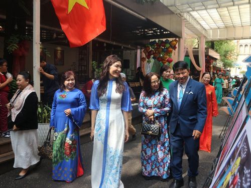 Đại biểu và khách mời tham quan không gian triển lãm.