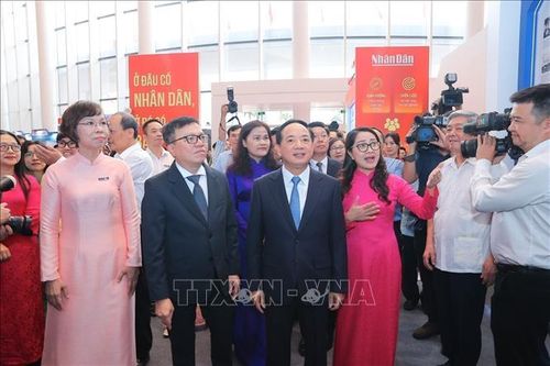Đồng chí Trịnh Văn Quyết, Ủy viên Bộ Chính trị, Bí thư Trung ương Đảng, Trưởng Ban Tuyên giáo và Dân vận Trung ương và các đồng chí lãnh đạo thăm gian trưng bày của TTXVN tại Hội báo toàn quốc 2026. Ảnh: Minh Quyết/TTXVN.