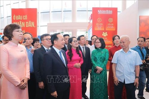 Đồng chí Trịnh Văn Quyết, Ủy viên Bộ Chính trị, Bí thư Trung ương Đảng, Trưởng Ban Tuyên giáo và Dân vận Trung ương và các đồng chí lãnh đạo thăm gian trưng bày của TTXVN tại Hội báo toàn quốc 2026. Ảnh: Minh Quyết/TTXVN.