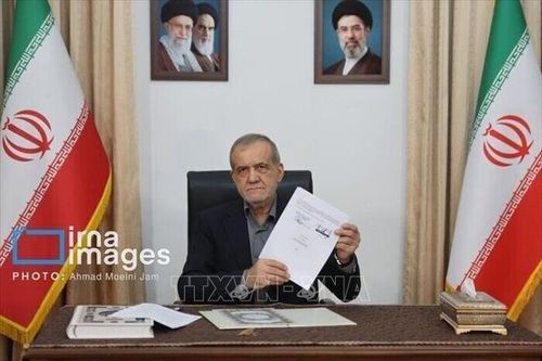 Tổng thống Iran Masoud Pezeshkian công bố Bản ghi nhớ được ông và Tổng thống Mỹ Donald Trump ký kết. Ảnh: IRNA/TTXVN