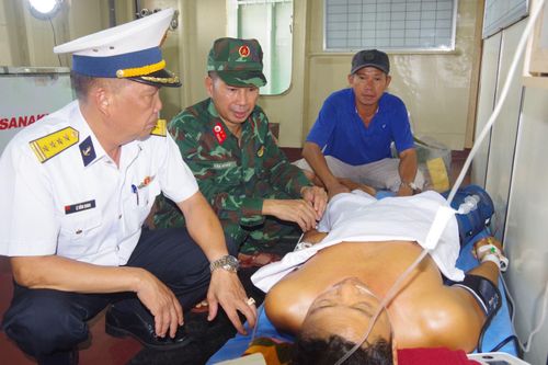 Đại tá Lê Hồng Quang, Phó Chủ nhiệm Chính trị Vùng 2 thăm, động viên sức khỏe bệnh nhân.