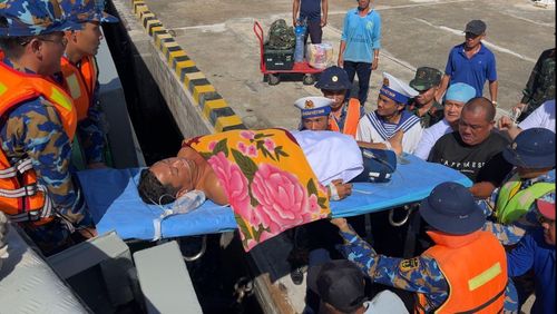 Tiếp nhận nạn nhân từ bệnh xá Đảo Trường Sa lên tàu.