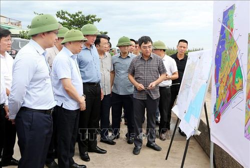 Lãnh đạo tỉnh Ninh Bình nghe báo cáo của Sở Xây dựng về hiện trạng, định hướng quy hoạch đô thị ven biển phía Đông tỉnh.
