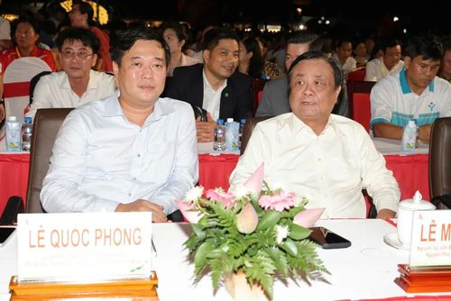  Phó Bí thư Thường trực Thành ủy TPHCM Lê Quốc Phong (bên trái) dự lễ khai mạc 
