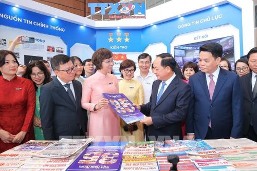 Đồng chí Trịnh Văn Quyết, Ủy viên Bộ Chính trị, Bí thư Trung ương Đảng, Trưởng Ban Tuyên giáo và Dân vận Trung ương và các đồng chí lãnh đạo thăm gian trưng bày của TTXVN tại Hội báo toàn quốc 2026. Ảnh: Minh Quyết - TTXVN