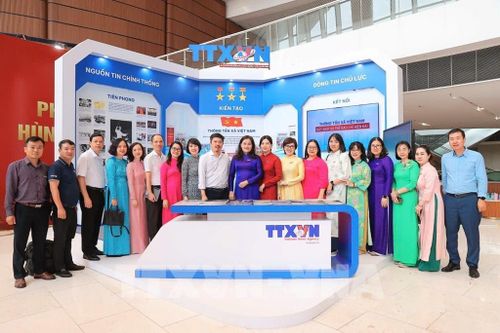 Các đại biểu tại gian trưng bày của TTXVN dự Hội báo toàn quốc 2026. Ảnh: Minh Quyết - TTXVN
