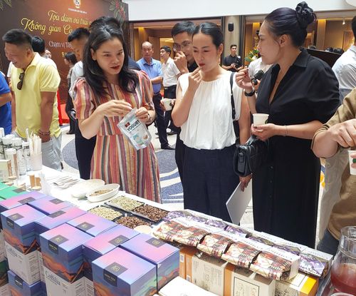Các đại biểu, khách hàng tham quan tìm hiểu, thưởng thức cà phê Arabica Sơn La. Ảnh: Bích Hồng/Bnews/vnanet.vn