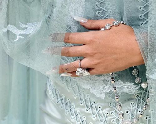 Hình ảnh chiếc nhẫn đính hôn của Georgina Rodriguez với Cristiano Ronaldo được chụp tại Met Gala 2026. Ảnh: FilmMagic