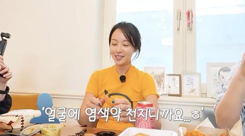 Hwang Jung Eum vừa dùng bữa, vừa trò chuyện với ê-kíp về cuộc sống hiện tại.