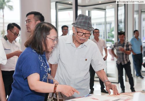 Thông qua các gian trưng bày, nhiều cơ quan báo chí giới thiệu những thành tựu nổi bật trong quá trình đổi mới hoạt động, từ báo in, phát thanh, truyền hình, báo điện tử đến các sản phẩm đa phương tiện và ứng dụng công nghệ mới trong sản xuất nội dung. Đây cũng là dịp để các đơn vị chia sẻ kinh nghiệm và kết quả đạt được trong quá trình chuyển đổi số, phát triển mô hình tòa soạn hiện đại.