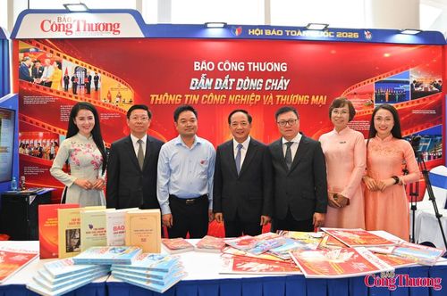 Các đại biểu chụp ảnh lưu niệm tại gian trưng bày của Báo Công Thương.