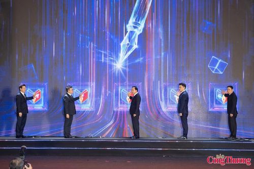 Các đại biểu thực hiện nghi thức khai mạc Hội Báo.