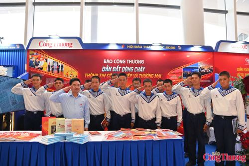 Các chiến sĩ tại gian trưng bày Báo Công Thương