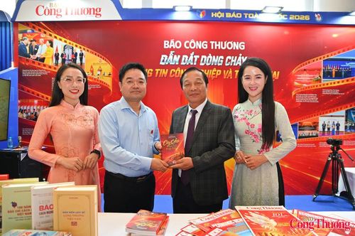 Tổng Biên tập Nguyễn Văn Minh giới thiệu tập bút ký, chính luận “Trên cây cầu bắc qua nửa vòng trái đất” đến các đại biểu.