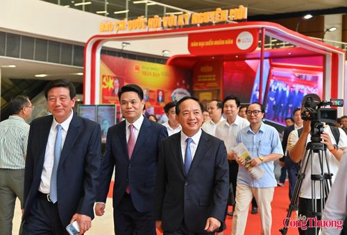 Các đại biểu và khách mời tham quan các gian trưng bày tại hội báo.