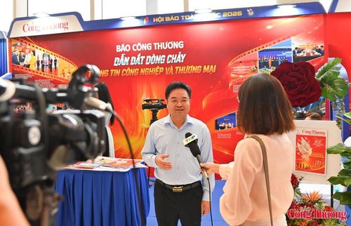 Tổng Biên tập Nguyễn Văn Minh trả lời phỏng vấn các cơ quan truyền thông.